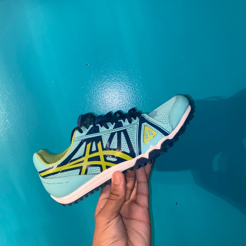 Women track shoes